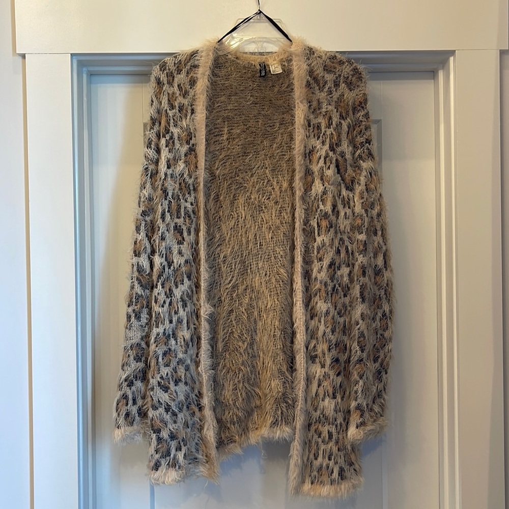 DIVIDED Womens fuzzy/fringe leopard cardigan from H&M